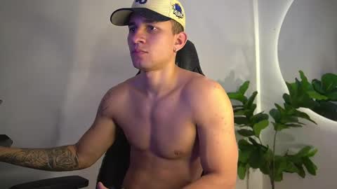 thin_tommy11 online show from May 2, 12:49 am