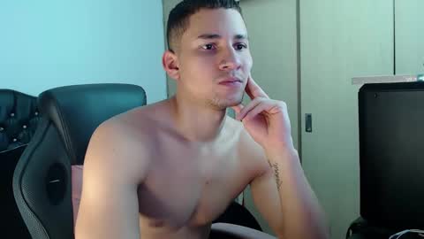 thin_tommy11 online show from January 9, 2:22 am