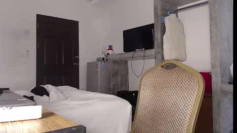 Snapshot of thybautsenses chatting on September 20, 5:43 am thybautsenses online show from September 20, 5:43 am