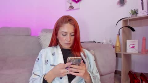 Snapshot of tiarha_ chatting on February 9, 8:21 am Tiarha online show from February 9, 8:21 am