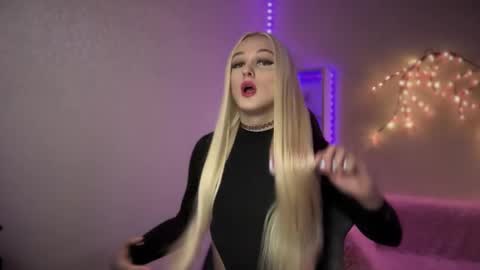 Amira online show from October 31, 10:59 am