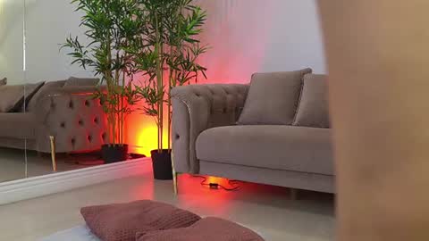 tiffanyyray online show from June 18, 5:24 am