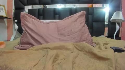 tiifany_y online show from March 11, 6:19 pm