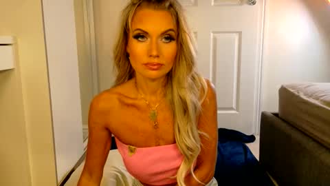 tinkerbell822 online show from June 8, 6:36 am