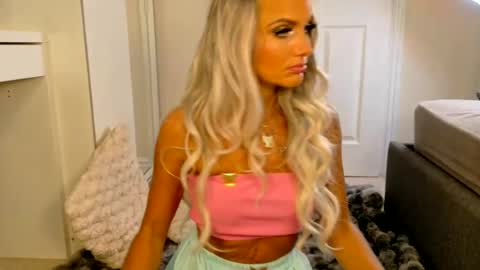 tinkerbell822 online show from June 15, 7:44 am