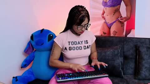 Snapshot of tinnadawson chatting on February 13, 12:24 am I AM BELLA ----------- follow my IG TINNS 69 online show from February 13, 12:24 am