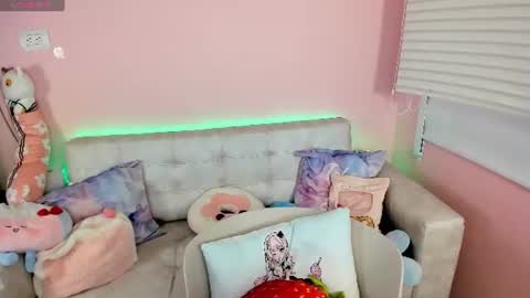 tiny_cora online show from June 13, 5:01 pm