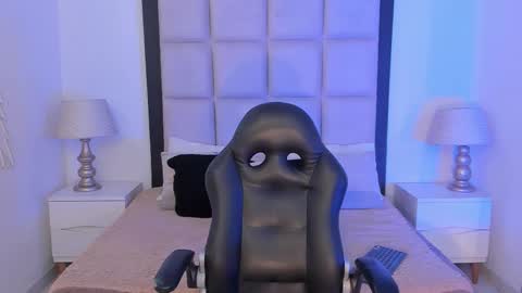 Thomm  Independent Model online show from February 7, 6:49 am