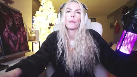 stage Kylie Sinner  brand CLITBAIT online show from December 16, 9:21 pm