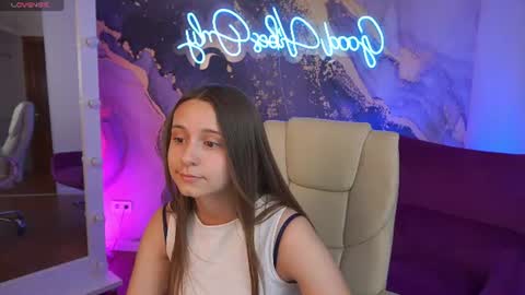 tinynataliee online show from June 19, 7:09 pm