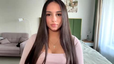 Mia online show from June 5, 12:21 pm