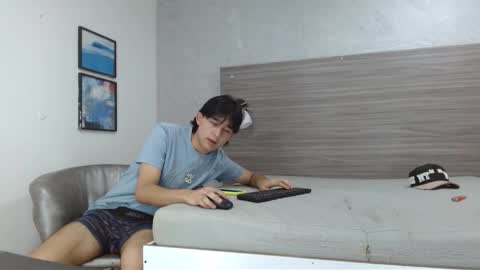 tom_0002 online show from October 26, 9:25 pm