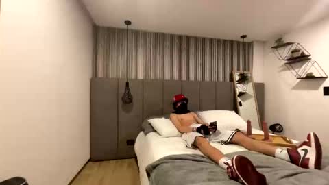 tom curiustraight online show from May 17, 5:05 am