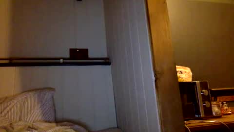 tom_uk33 online show from November 15, 12:45 am