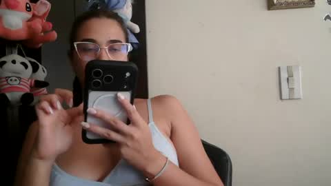 triana_bell online show from July 17, 9:06 pm
