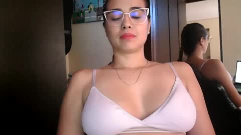 triana_bell online show from July 22, 9:17 pm