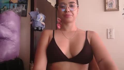 triana_bell online show from April 28, 5:39 pm