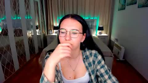 TriciaDaisy online show from May 15, 3:30 pm