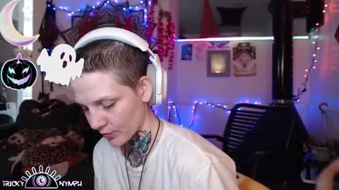 Snapshot of tricky_nymph chatting on October 23, 6:59 am Cassie online show from October 23, 6:59 am