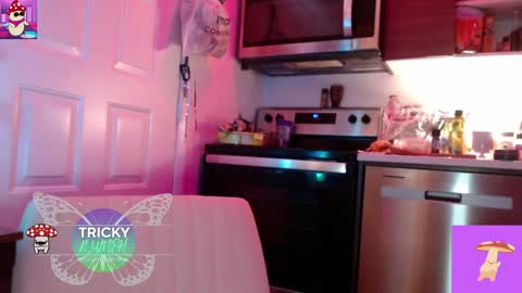 Snapshot of tricky_nymph chatting on October 2, 6:45 am Cassie online show from October 2, 6:45 am