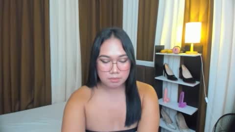 Karen Oquio online show from September 25, 7:21 pm