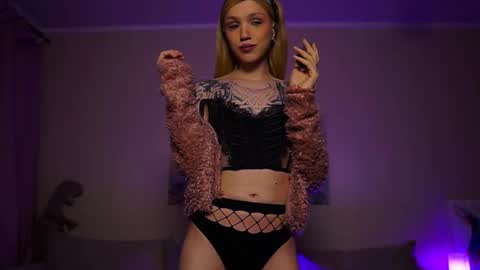 Snapshot of twiinkie_pie chatting on September 19, 5:38 pm Maria 3 online show from September 19, 5:38 pm