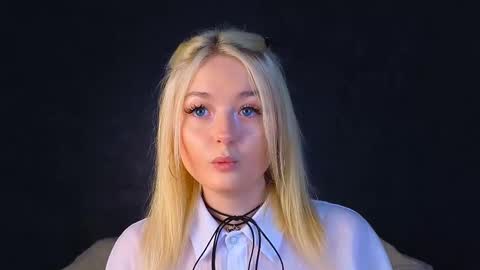 Snapshot of twinklefluff chatting on March 10, 4:38 am twinklefluff online show from March 10, 4:38 am