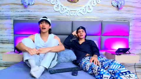 Snapshot of twinslovers_ chatting on September 24, 8:48 pm twinslovers_ online show from September 24, 8:48 pm