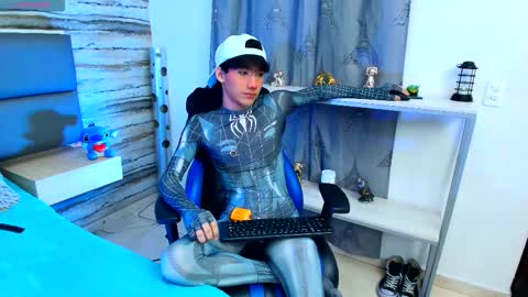 Snapshot of twinslovers_ chatting on October 20, 10:37 pm twinslovers_ online show from October 20, 10:37 pm