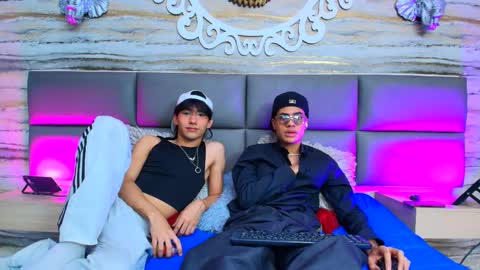 Snapshot of twinslovers_ chatting on October 3, 8:28 pm twinslovers_ online show from October 3, 8:28 pm
