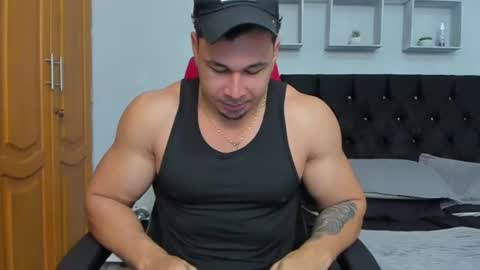tyler_hank1 online show from June 28, 2:35 pm