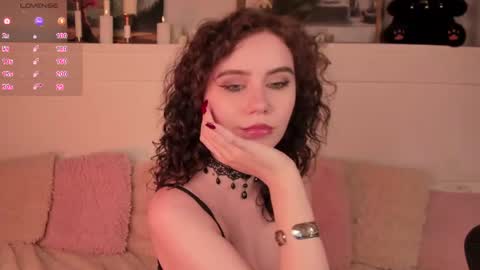Una  online show from June 12, 10:03 am