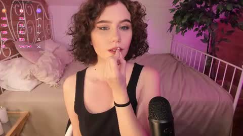 Una  online show from July 8, 7:06 pm