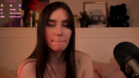 Una  online show from April 24, 1:46 pm