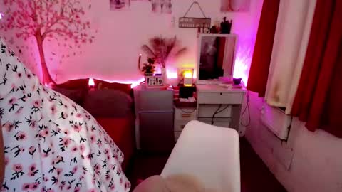 HelloIm  Girly online show from May 3, 12:16 am