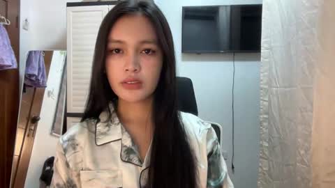 Snapshot of urkatiecookie chatting on October 8, 12:51 am Amira online show from October 8, 12:51 am