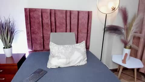 VaiaLowell online show from March 10, 6:56 pm