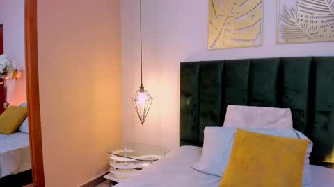 VaiaLowell online show from March 7, 6:52 pm