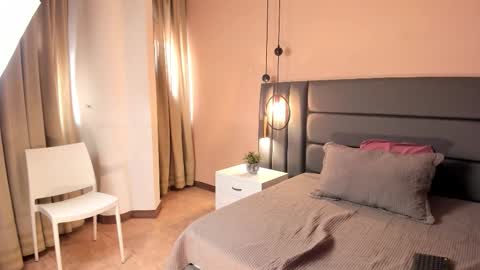 VaiaLowell online show from March 4, 6:27 pm