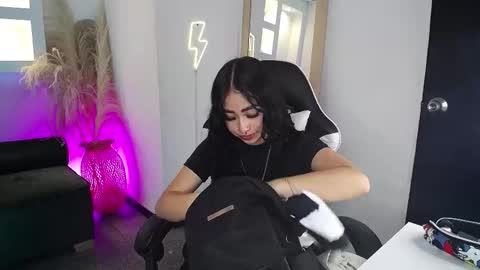 vallolett__ online show from March 17, 10:37 pm