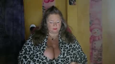 vampwoman online show from December 5, 9:30 am