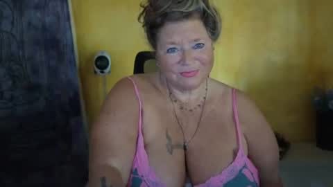 vampwoman online show from July 25, 7:50 am