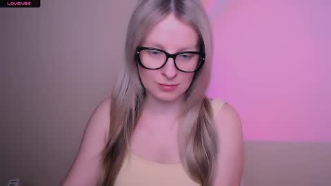 Mia online show from May 1, 11:48 am