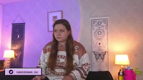 Vee Simons online show from June 8, 7:37 pm