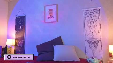 Vee Simons online show from July 14, 7:52 pm