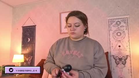 Vee Simons online show from June 15, 8:01 pm