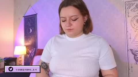 Vee Simons online show from June 17, 9:31 pm