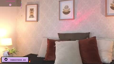 Vee Simons online show from January 6, 7:40 pm