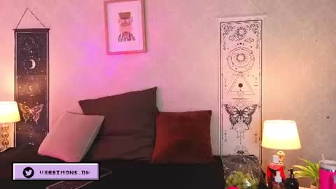 Vee Simons online show from June 27, 8:48 pm