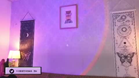 Vee Simons online show from July 24, 9:45 pm